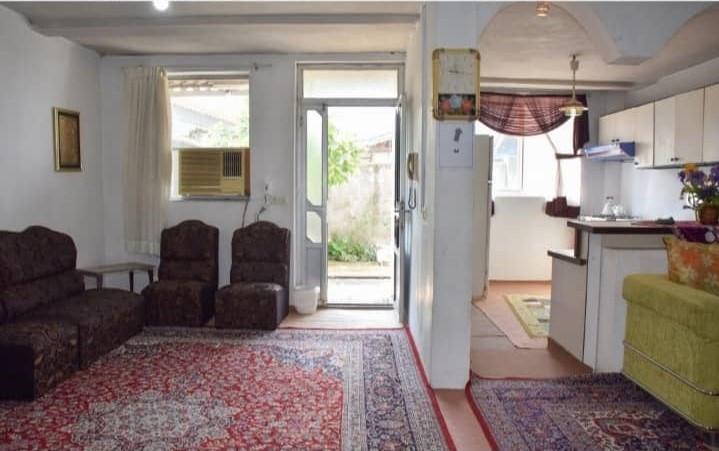 اتاق پذیرایی و آشپزخانه