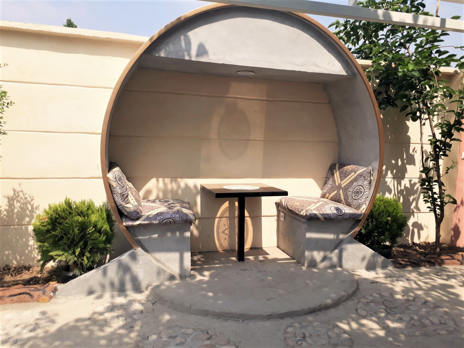 میز دونفره حیاط
