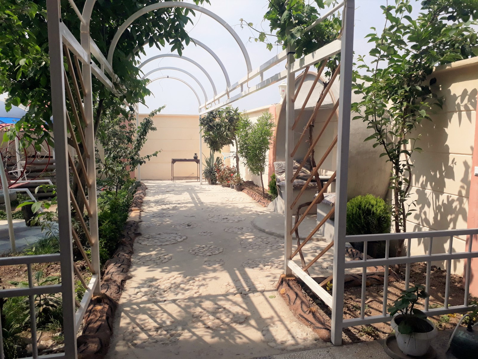 نمای ورودی حیاط