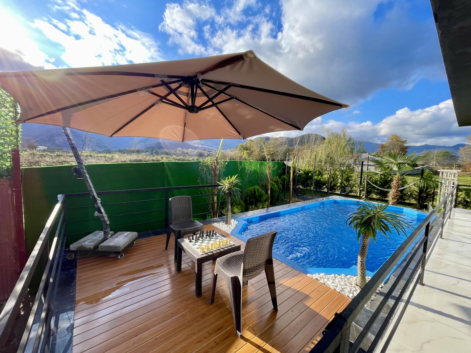 حیاط و استخر