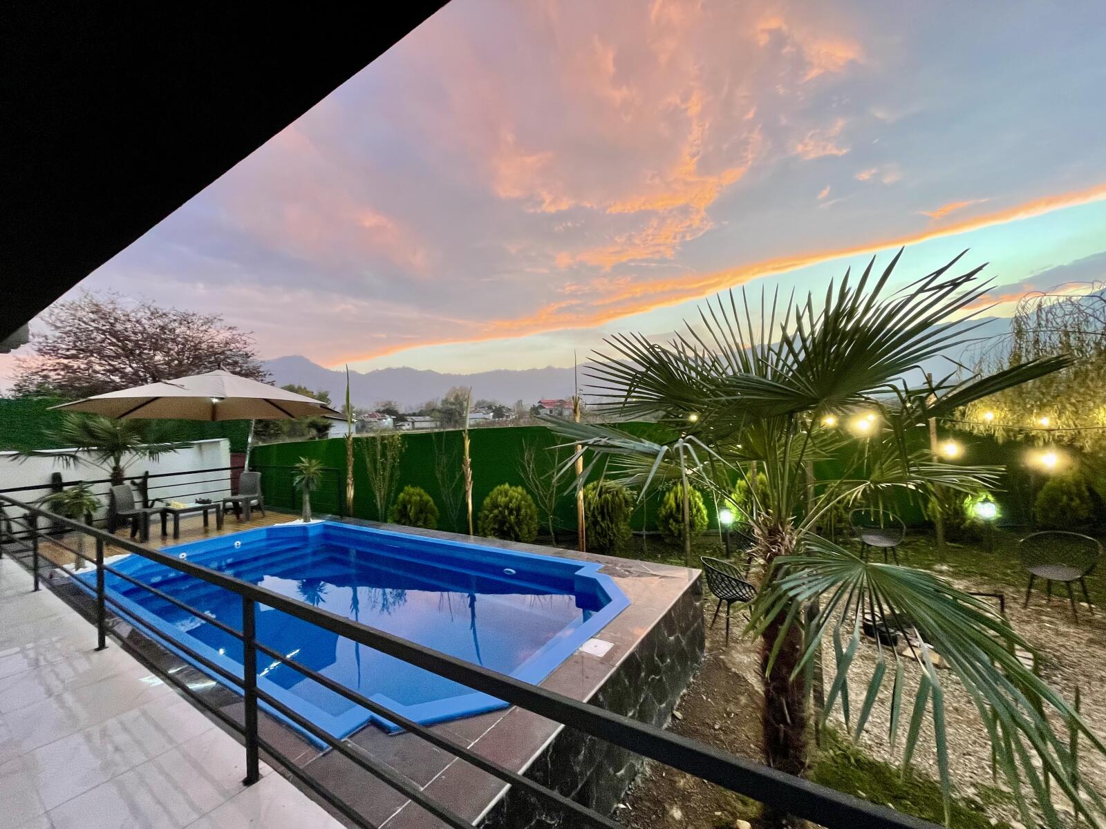 حیاط و استخر