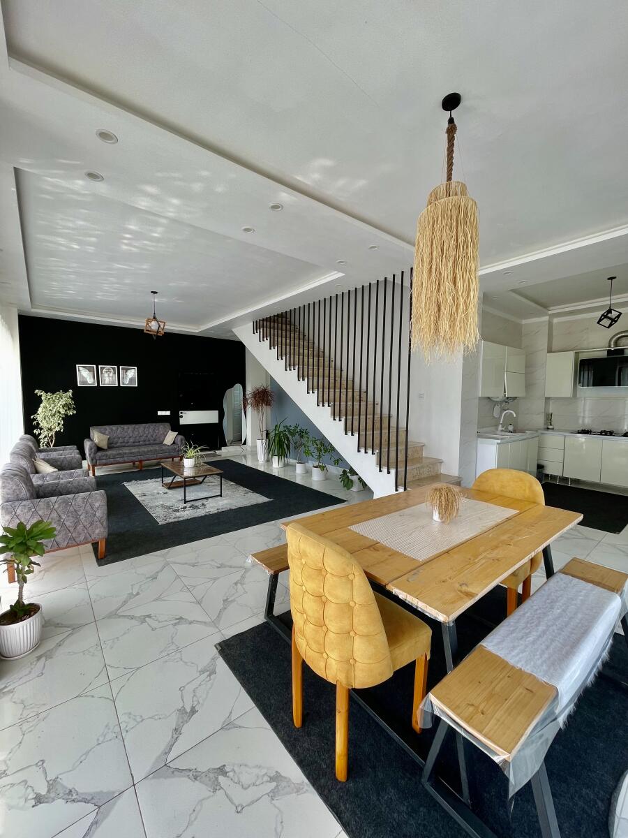 اتاق پذیرایی و آشپزخانه