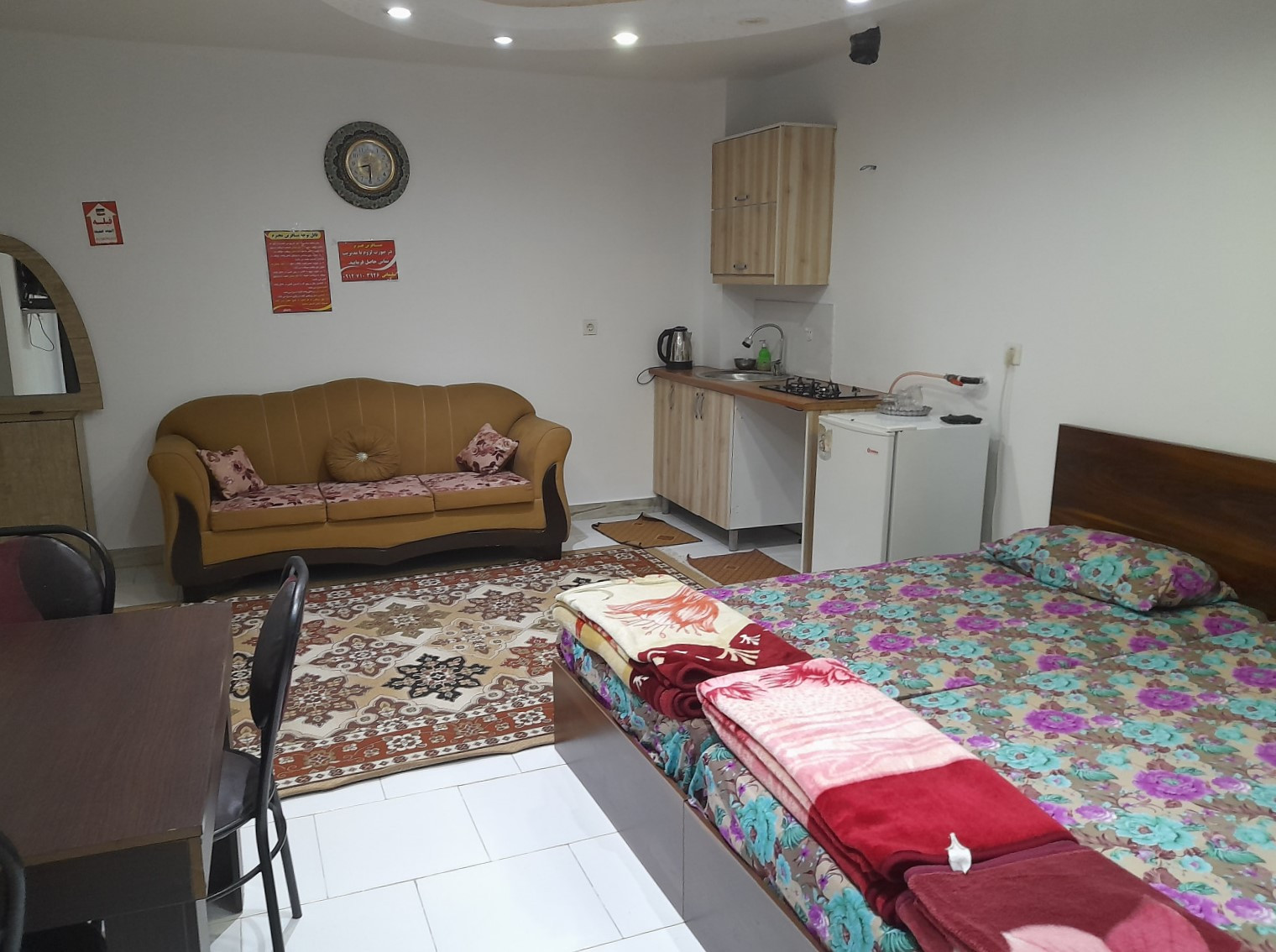 اتاق پذیرایی و آشپزخانه