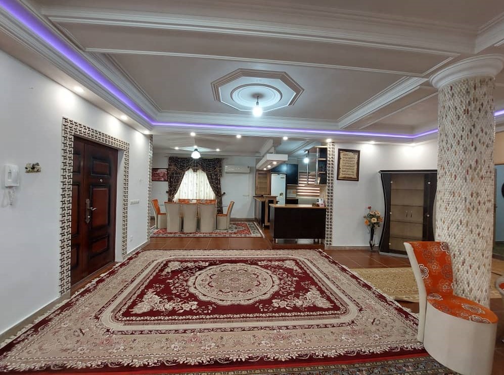 اتاق پذیرایی و آشپزخانه