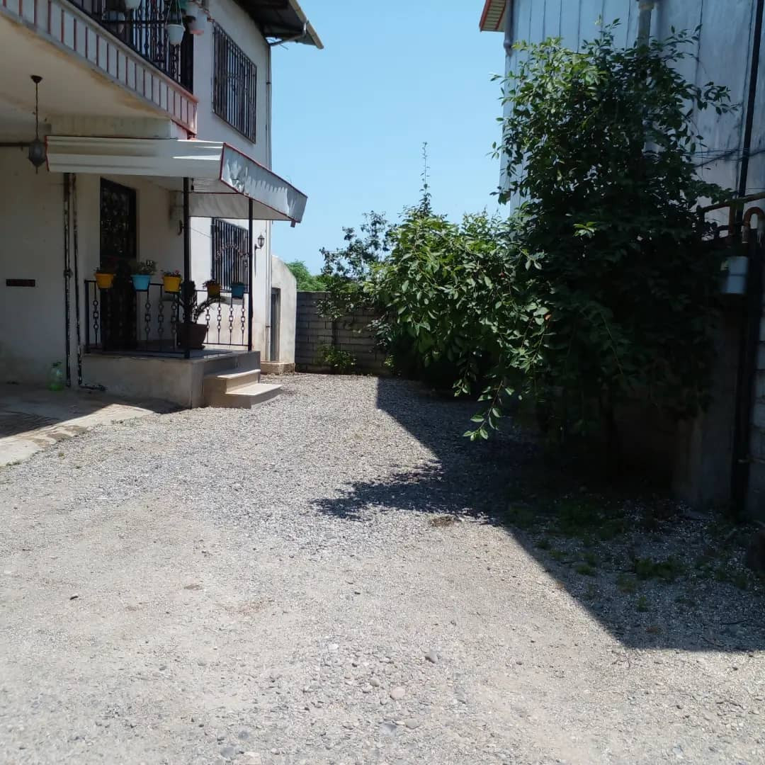 حیاط و نمای ساختمان