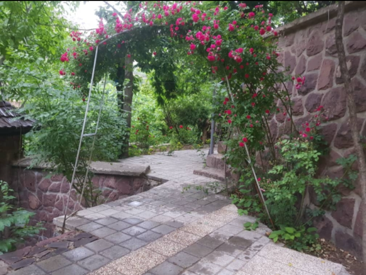 ورودی حیاط کلبه