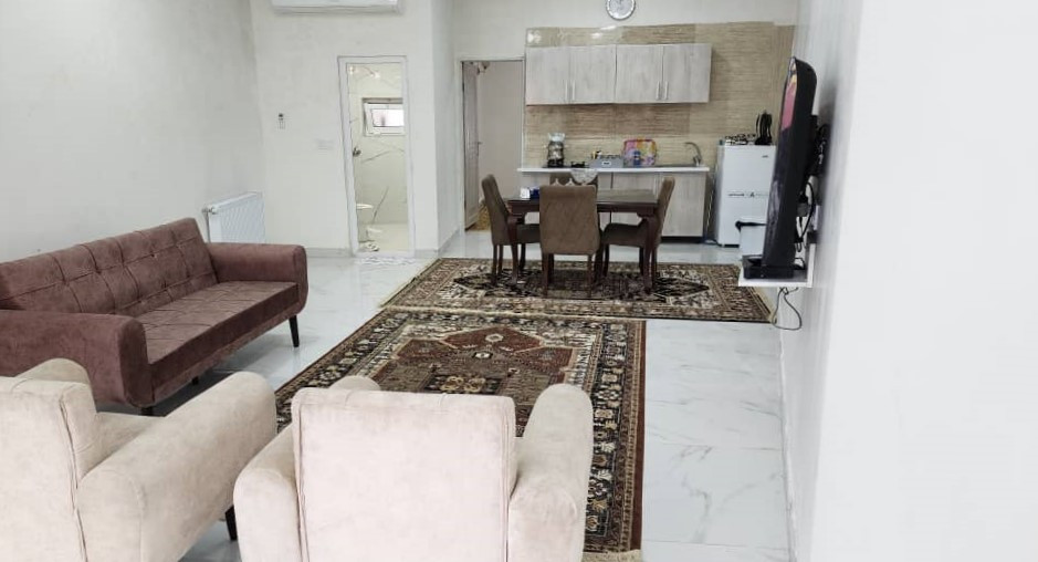 اتاق پذیرایی و آشپزخانه