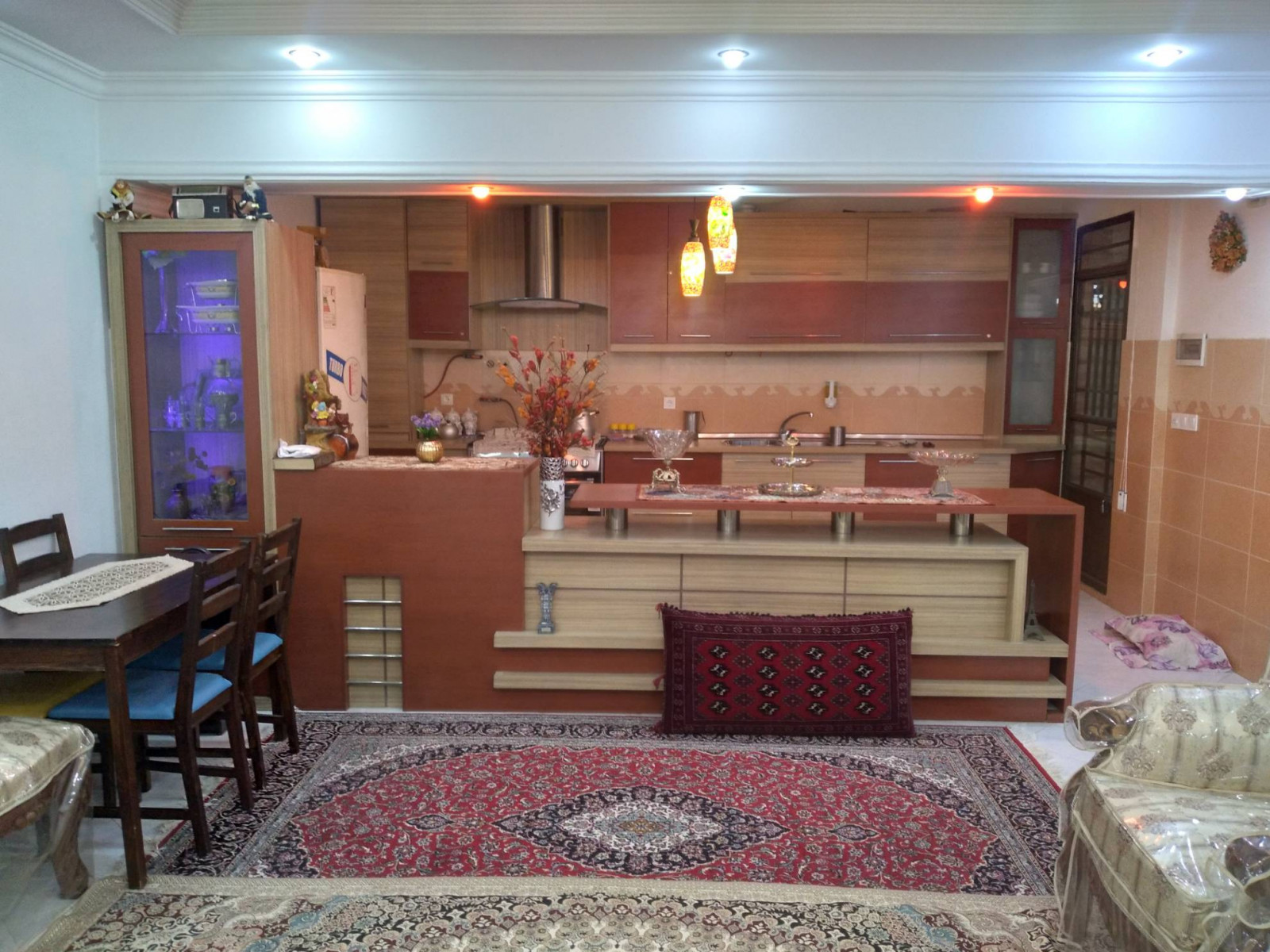 اتاق پذیرایی و آشپزخانه