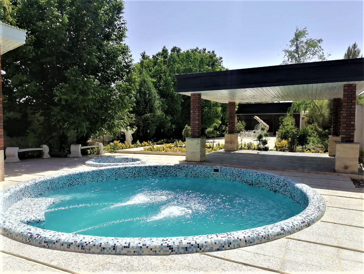 نمای حیاط و استخر نمای حیاط و استخر