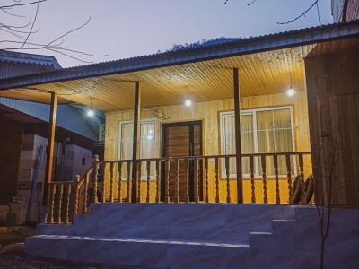 کلبه چوبی جنگلی دامون با منظره رودخانه