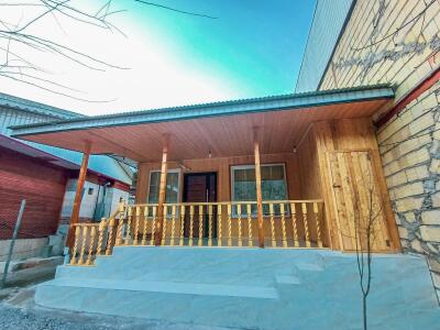 کلبه چوبی جنگلی دامون با منظره رودخانه