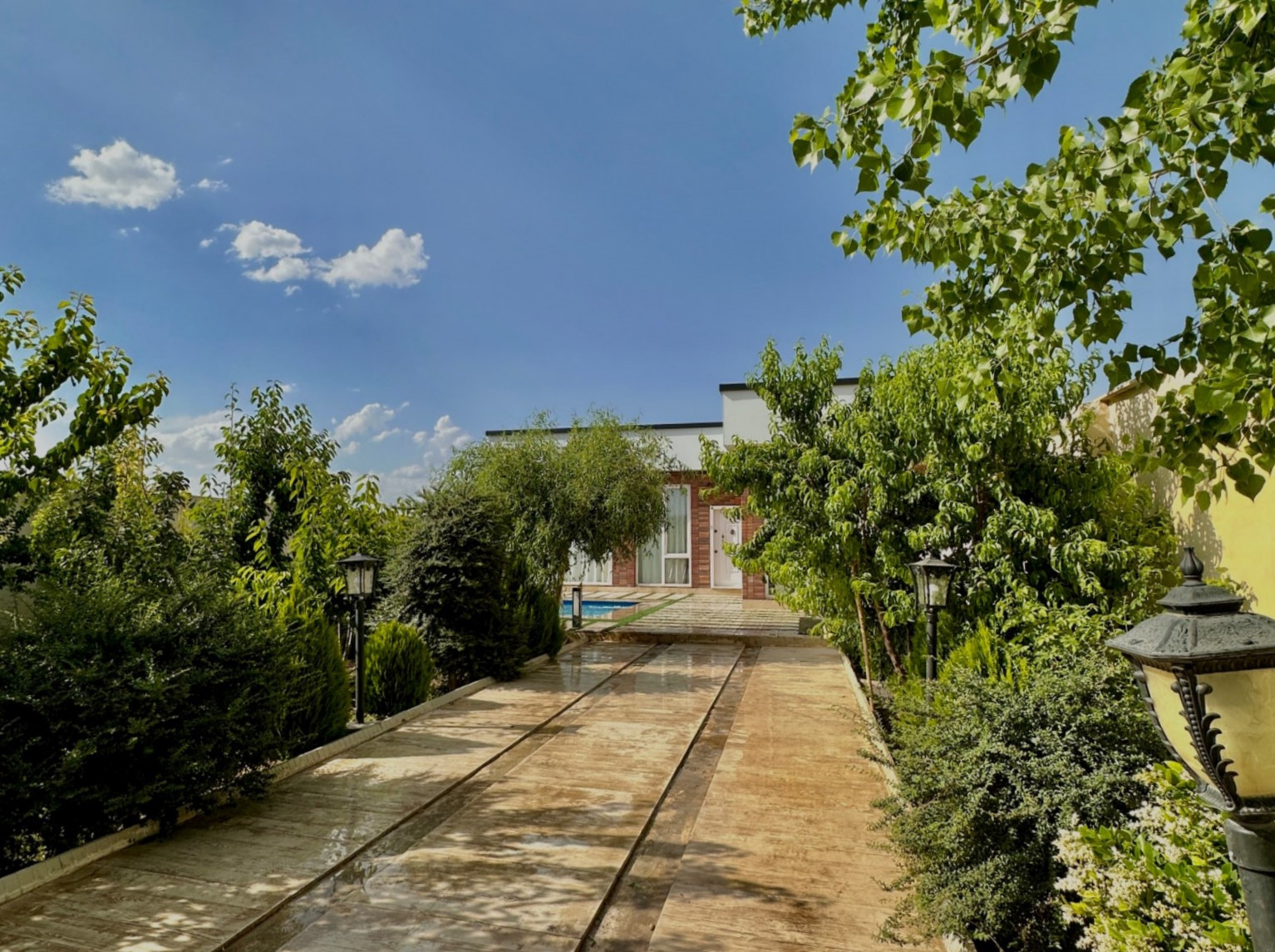 نمای اقامتگاه و حیاط نمای اقامتگاه و حیاط