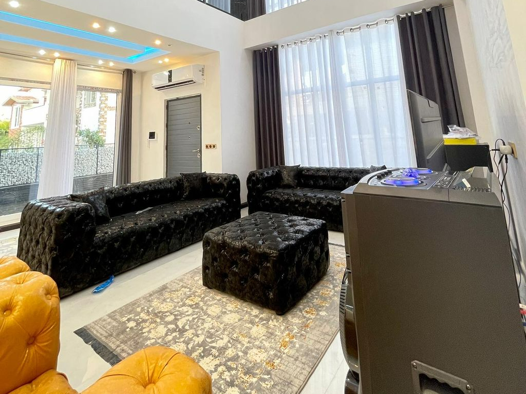 اتاق پذیرایی طبقه همکف