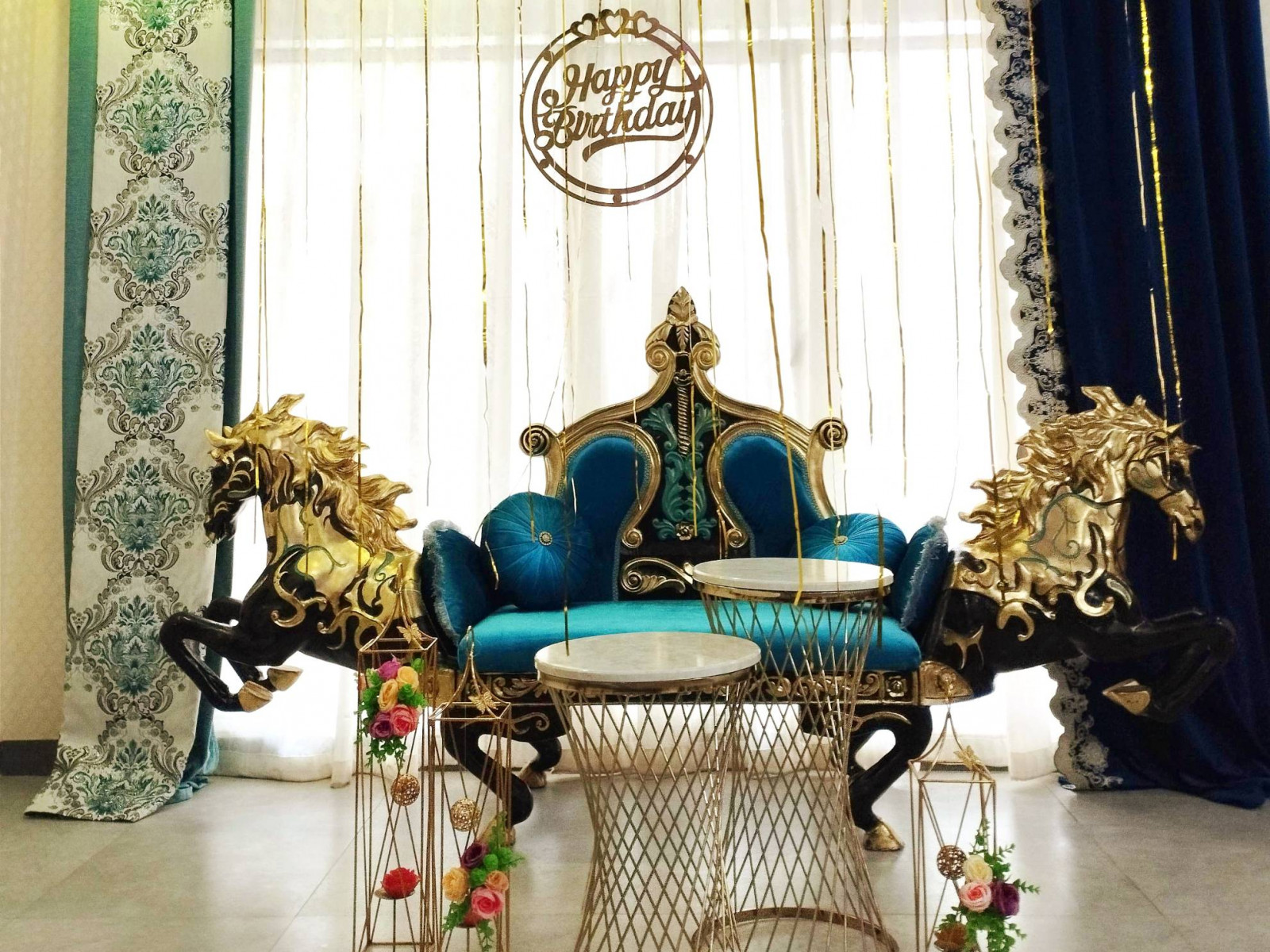 دکور اسب طلایی