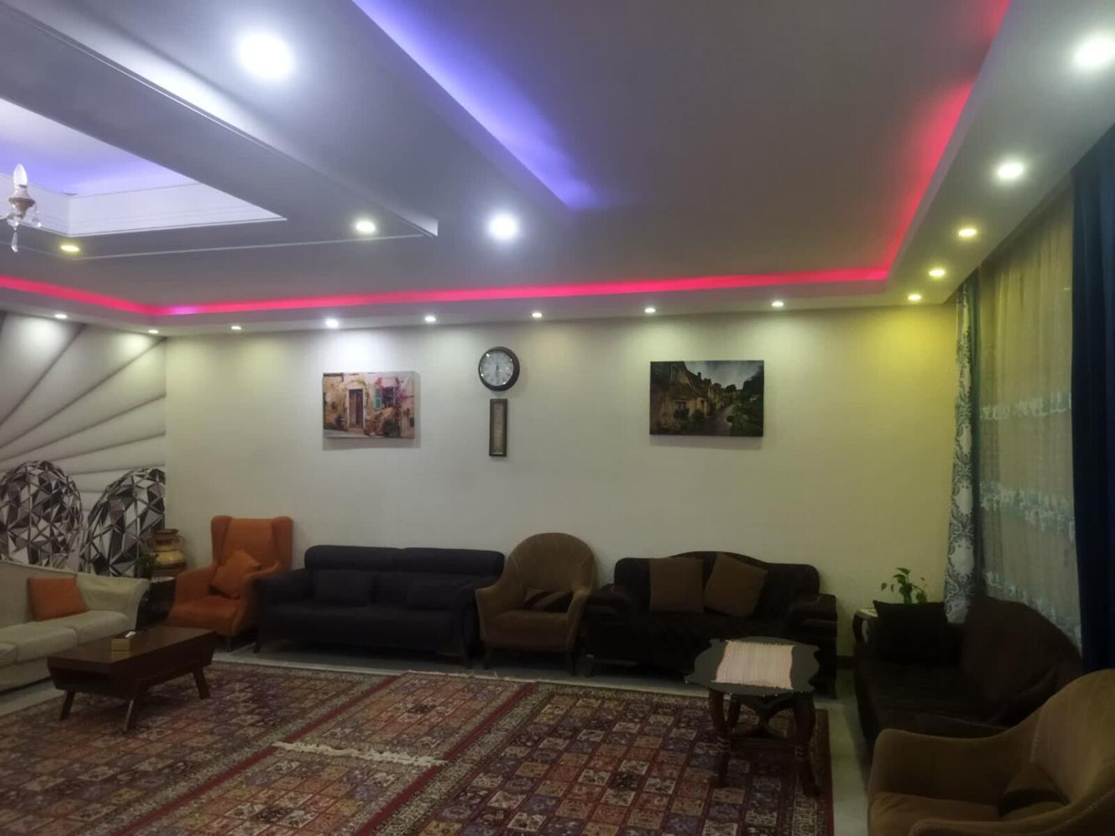 پذیرایی بسیار بزرگ و سفره خور