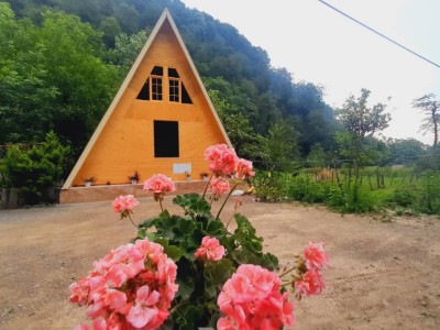 کلبه سوئیسی چوبی در نزدیکی رودخانه