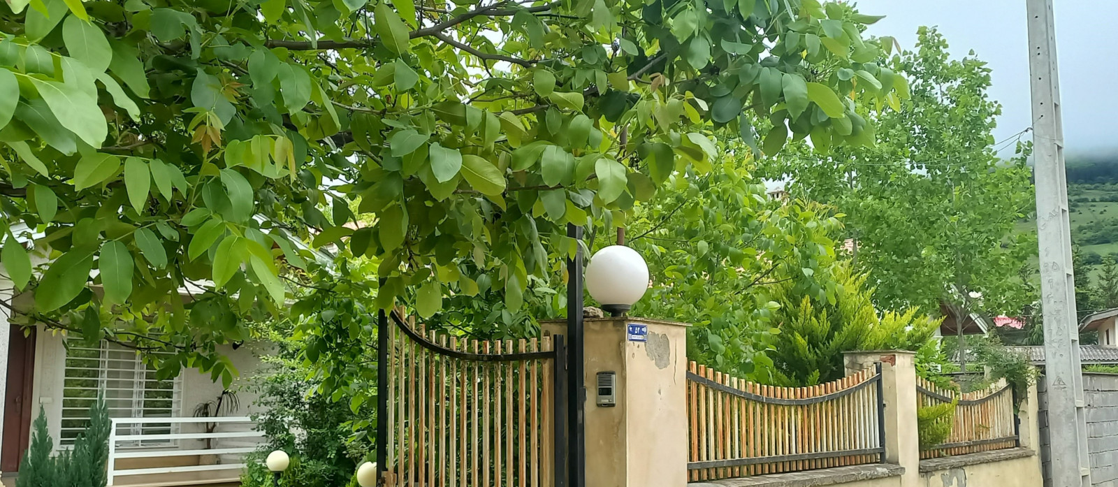درب ورودی اقامتگاه