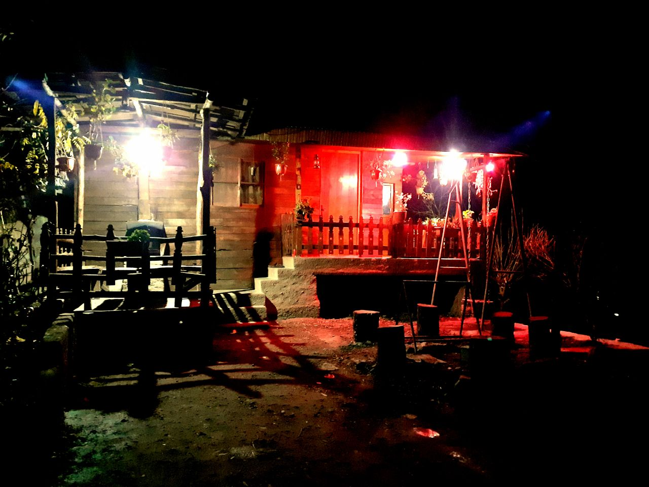 نمای کلبه در شب نمای کلبه در شب