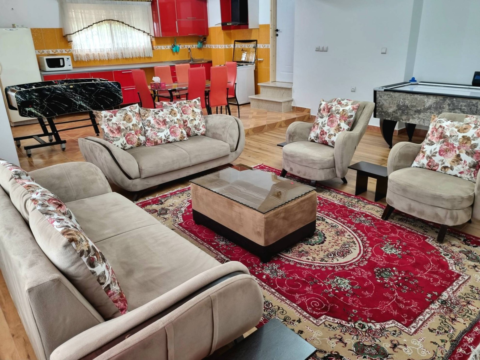 اتاق پذیرایی طبقه اول