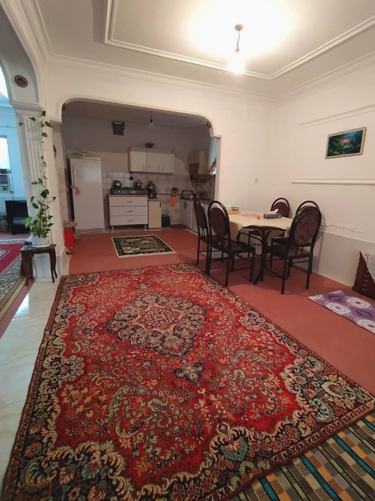 اتاق پذیرایی و آشپزخانه