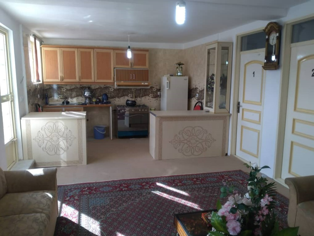 اتاق پذیرایی و آشپزخانه