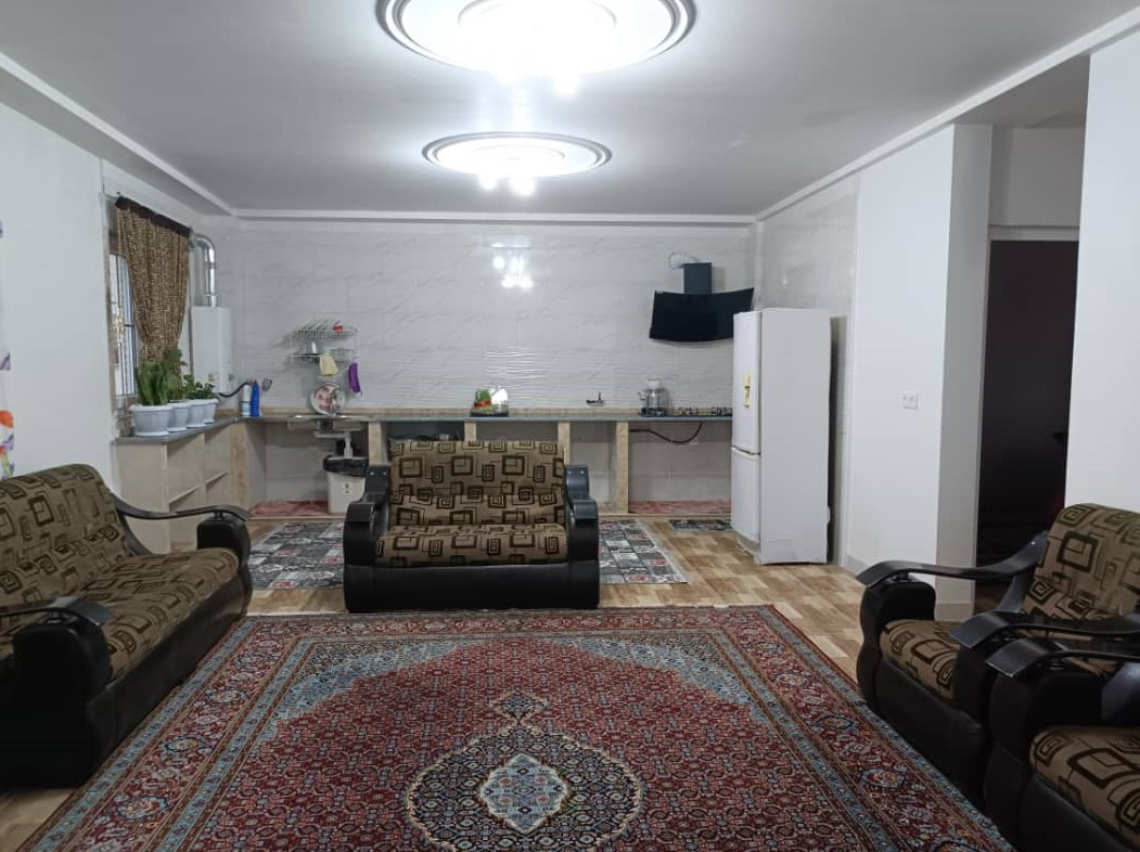 اتاق پذیرایی و آشپزخانه