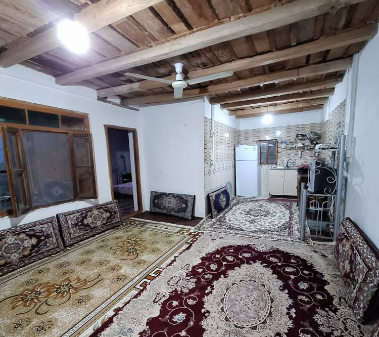 اتاق پذیرایی و آشپزخانه