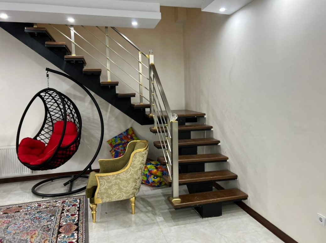 راهپله منتهی به طبقه اول راهپله منتهی به طبقه اول