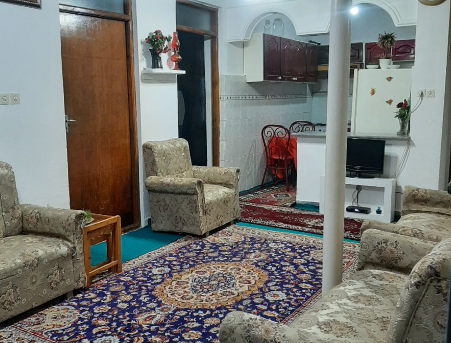 اتاق پذیرایی و آشپزخانه