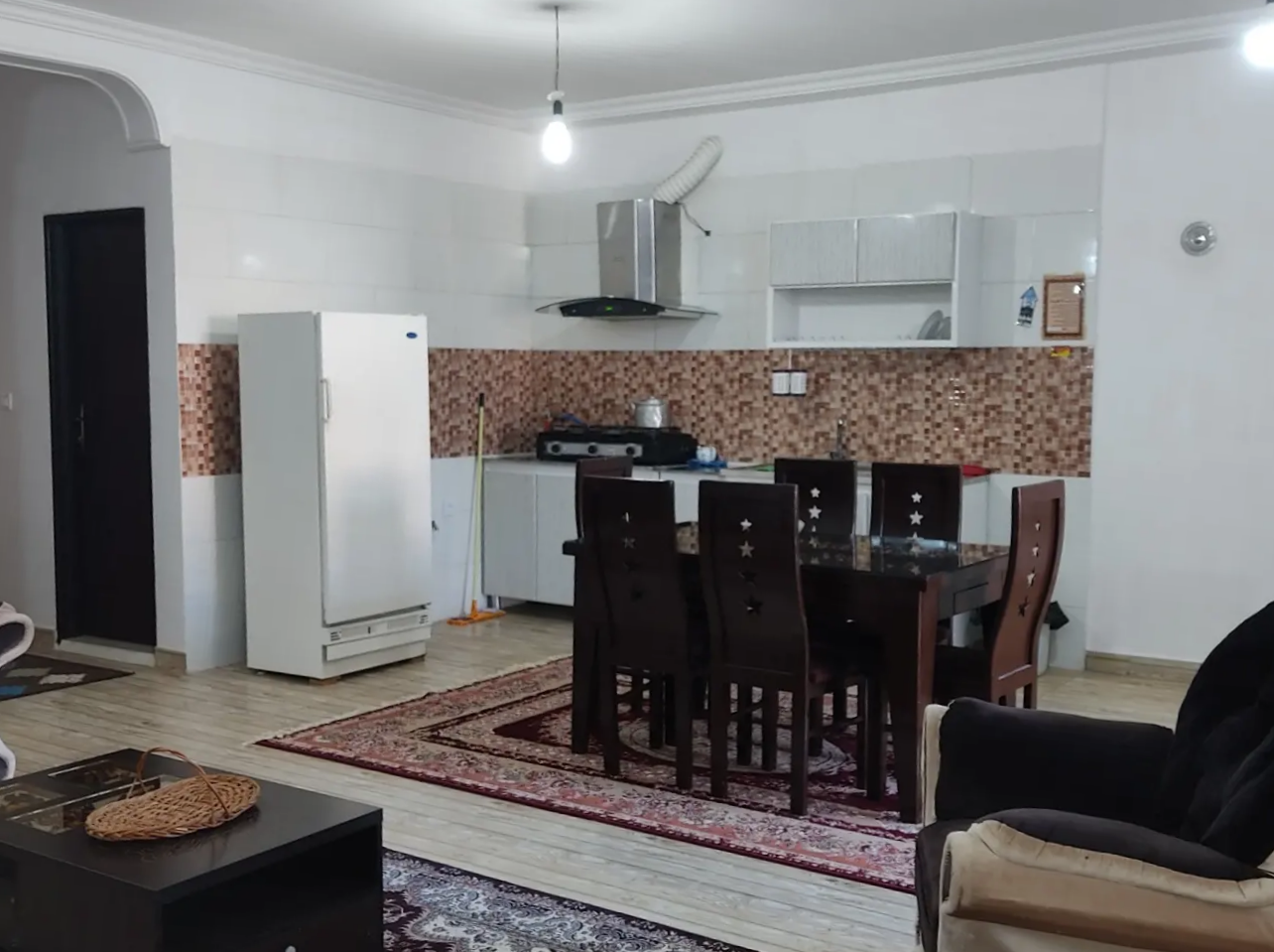 اتاق پذیرایی و آشپزخانه