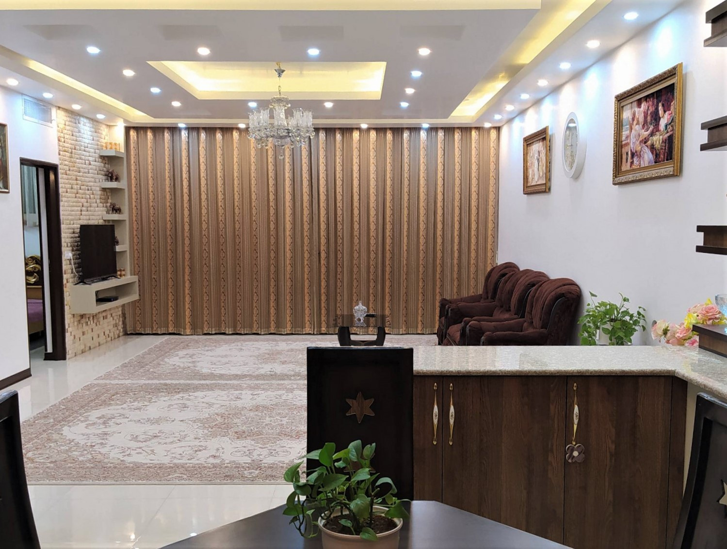 اتاق پذیرایی و آشپزخانه