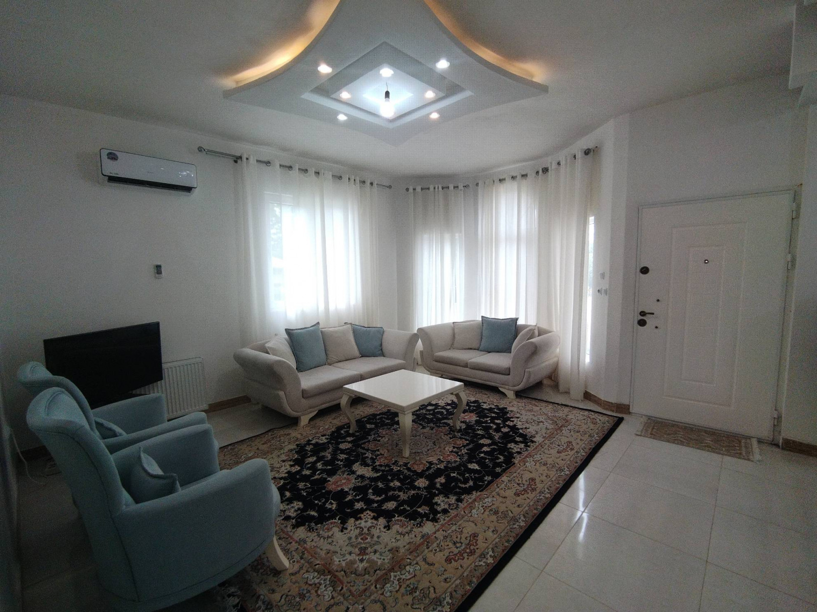 سالن پذیرایی با نورگیرعالی