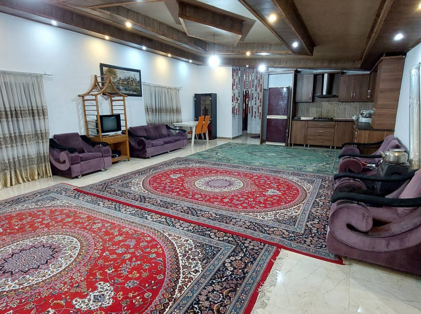 اتاق پذیرایی و آشپزخانه