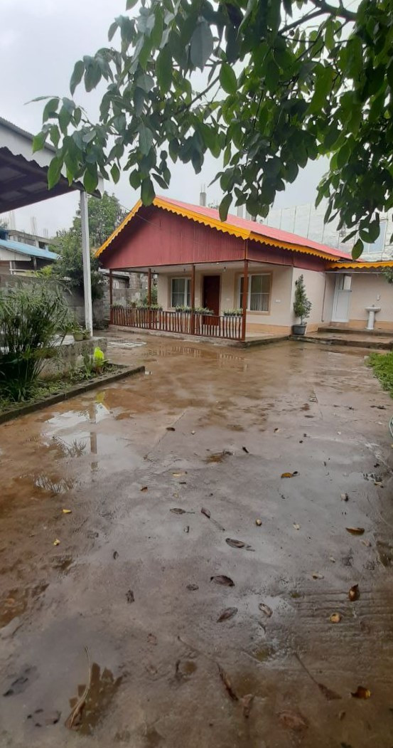 نمای اقامتگاه و حیاط