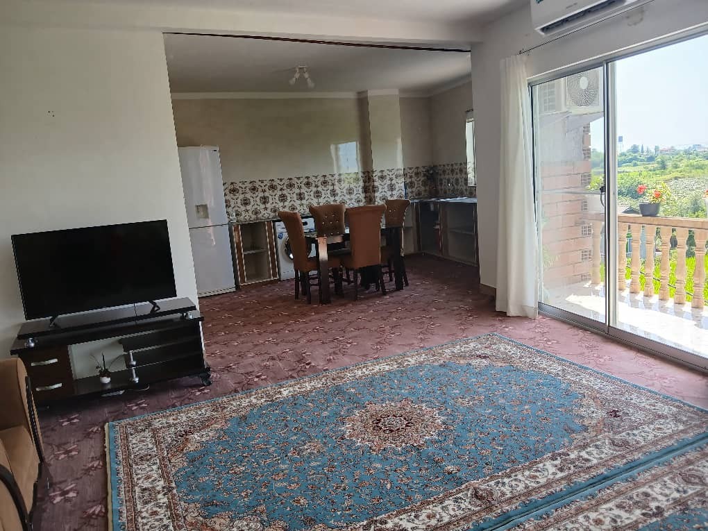 اتاق پذیرایی و آشپزخانه
