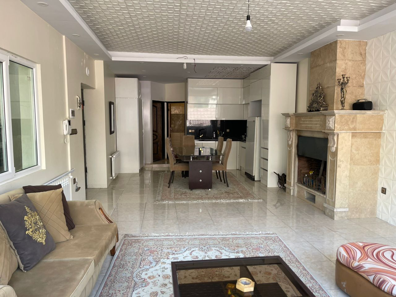 اتاق پذیرایی و آشپزخانه