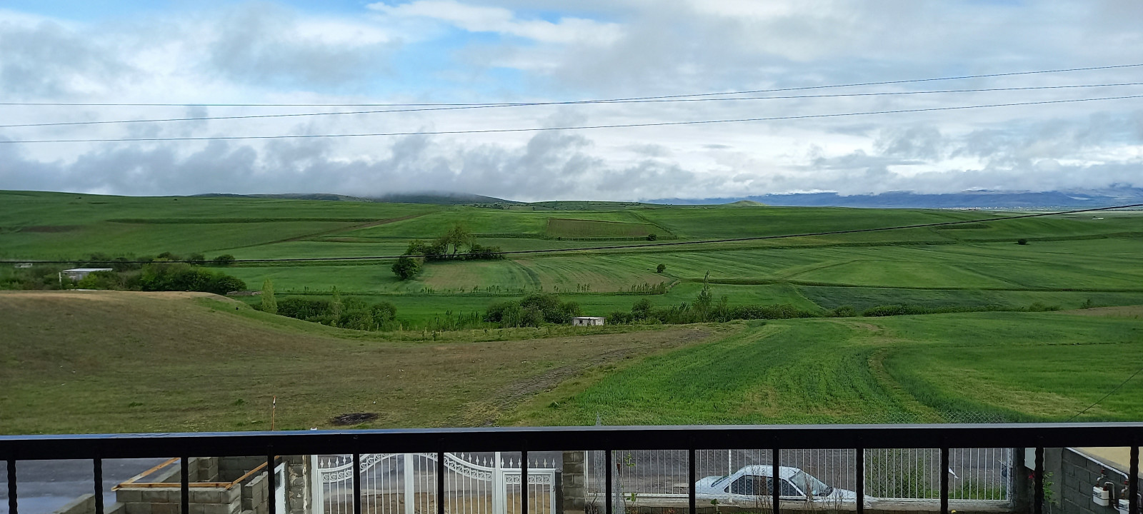 نمای روبروی ساختمان