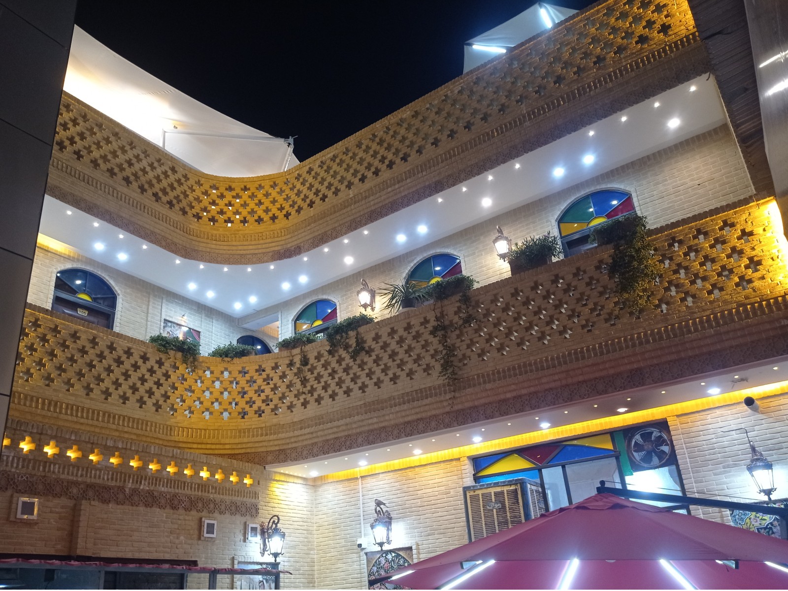 نمای حیاط