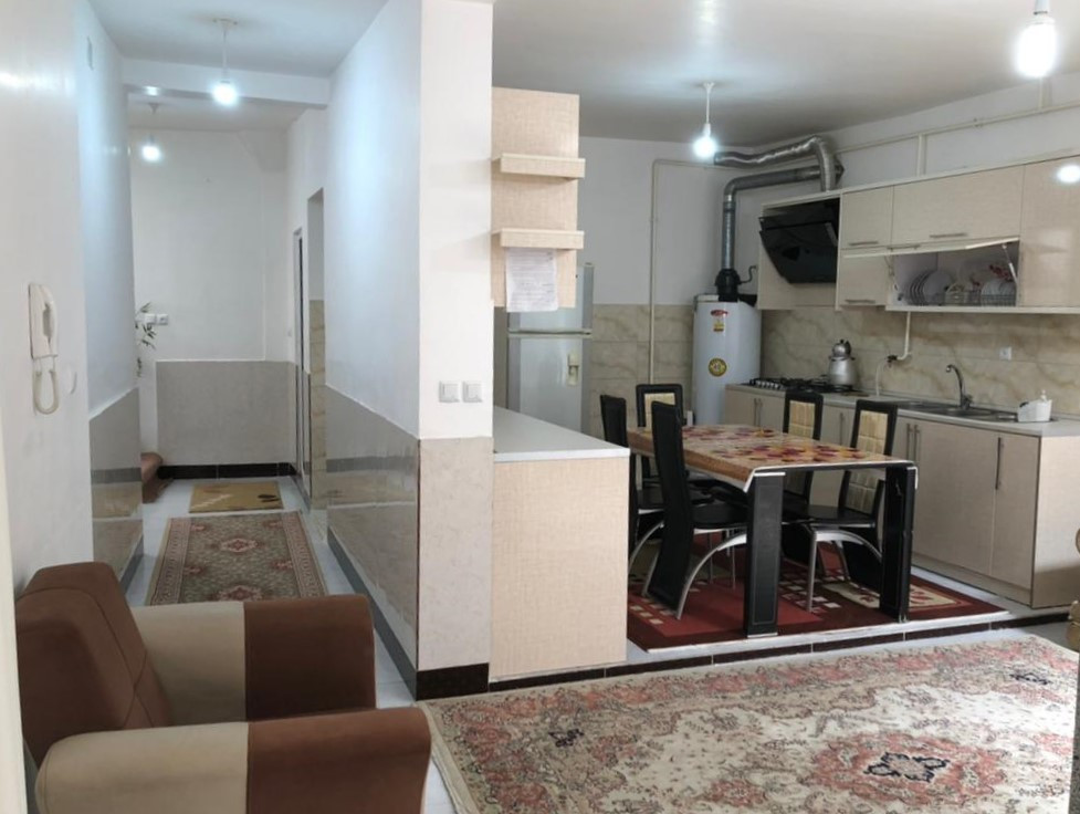 اتاق پذیرایی و آشپزخانه