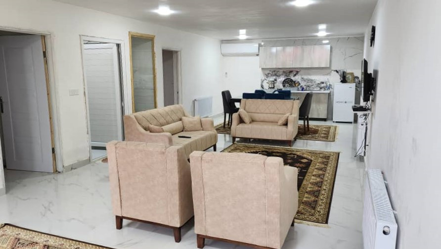 اتاق پذیرایی و آشپزخانه