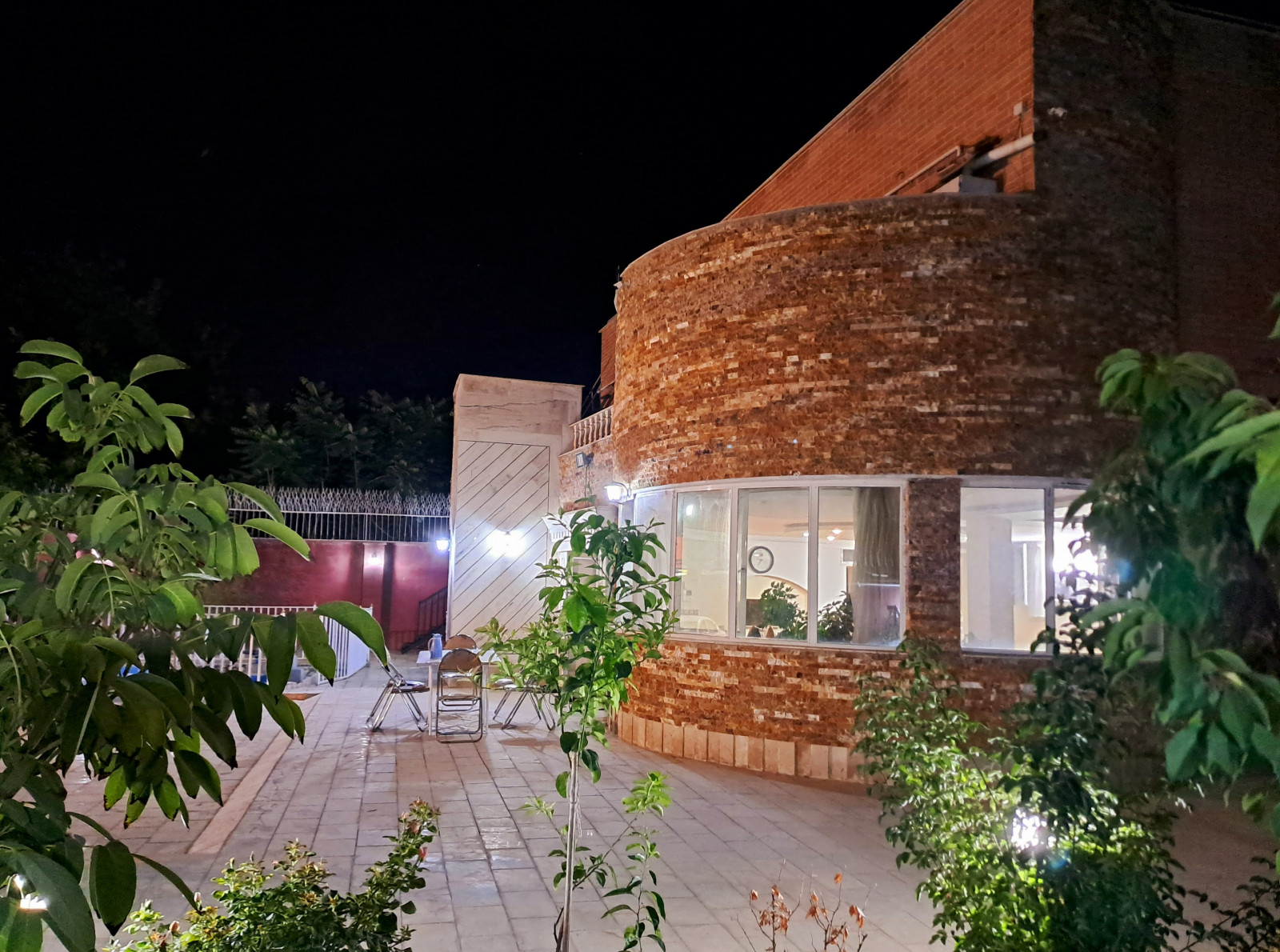 نمای ساختمان و حیاط