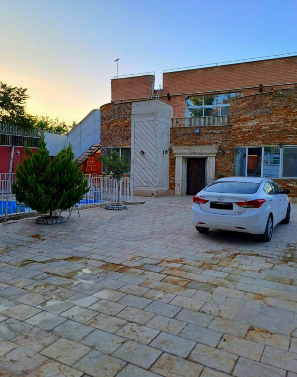 نمای ساختمان و حیاط
