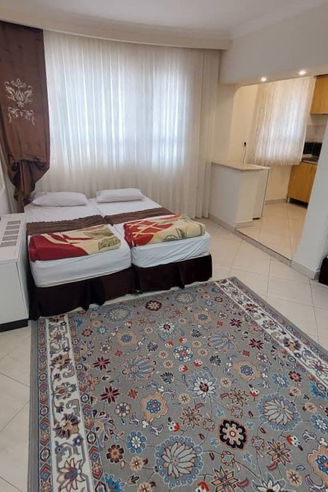 اتاق پذیرایی و آشپزخانه