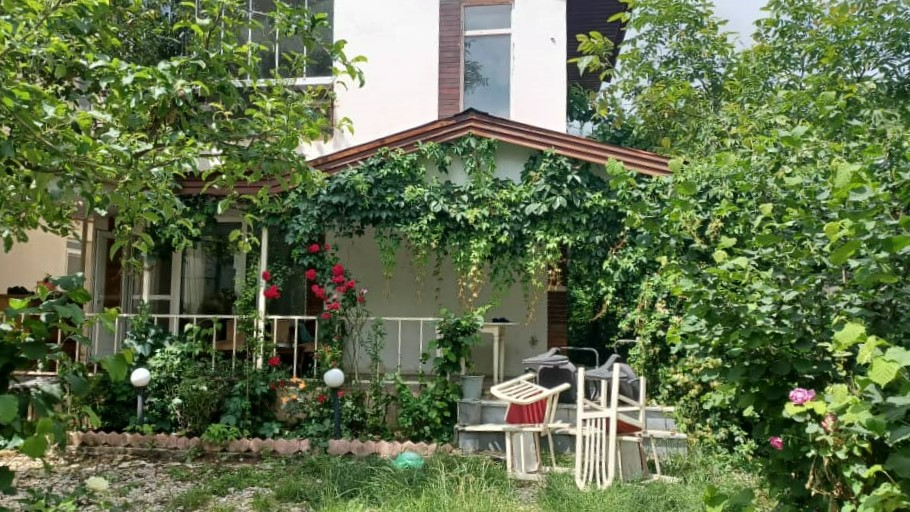 نمای اقامتگاه و حیاط