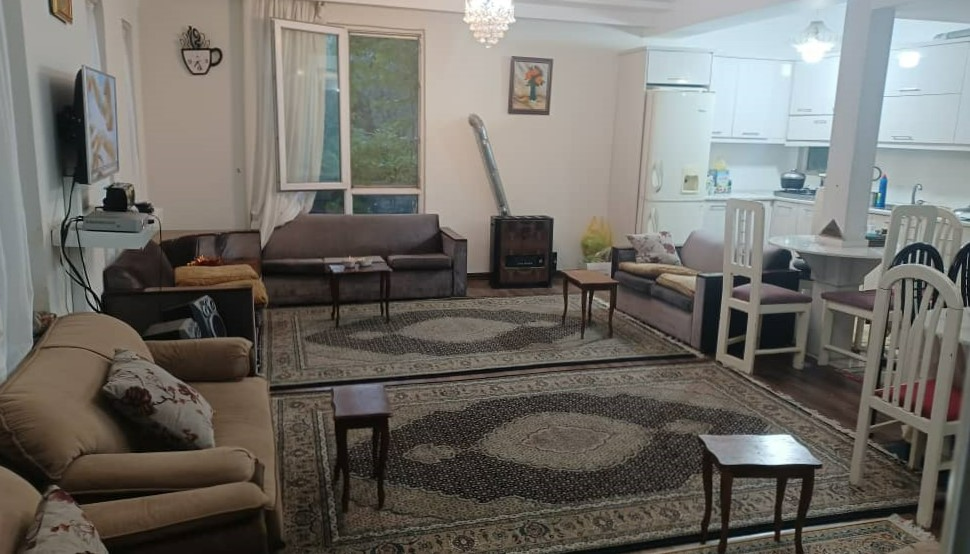 اشپزخانه وپذیرایی  به پنجره جنوبی