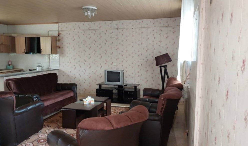 اتاق پذیرایی و آشپزخانه