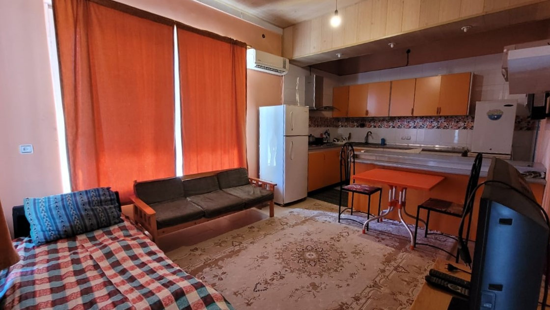 اتاق پذیرایی و آشپزخانه