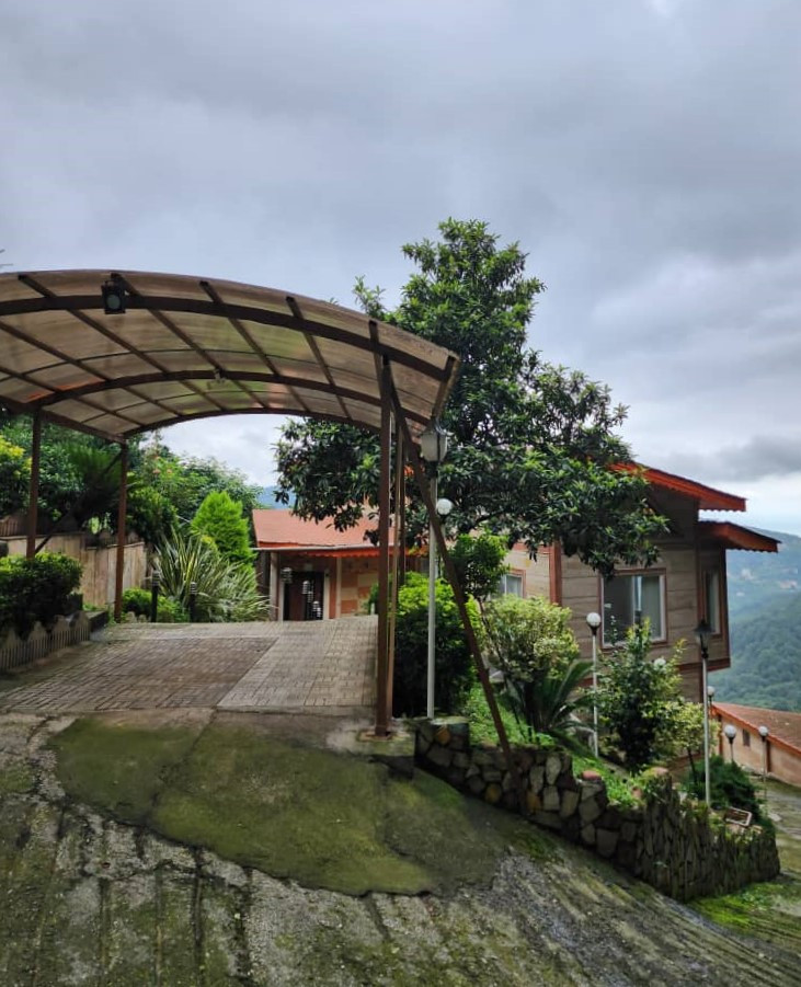 حیاط و پارکینگ