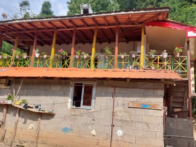 خانه روستایی به سبک سنتی دارای تراسی با ویو جنگل