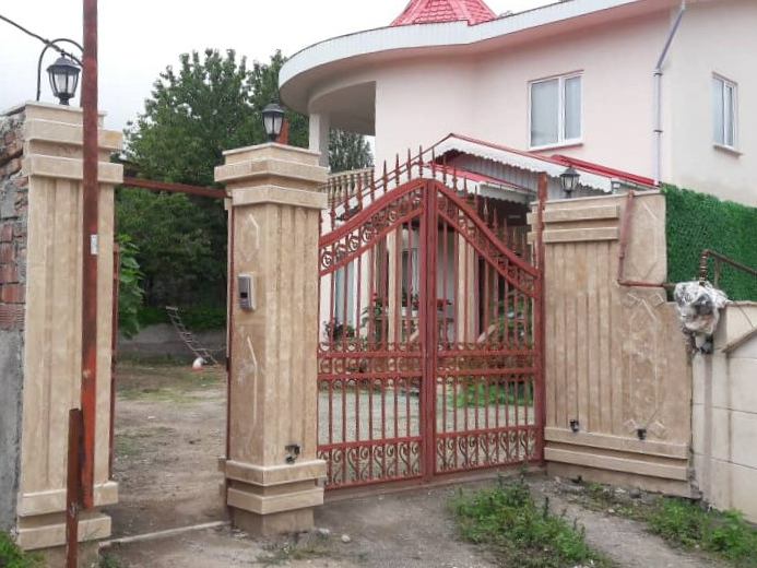 درب ورودی اقامتگاه